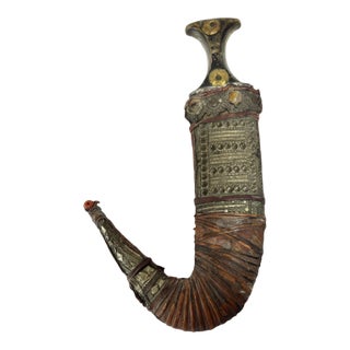 Antique Yemeni Jambiya Dagger With Silver-Mounted Scabbard, Early 20th Century For Sale