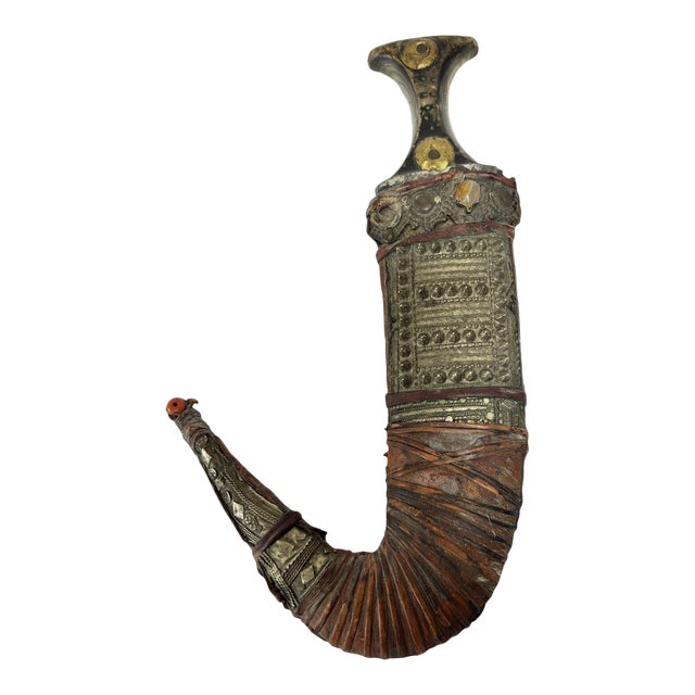 Antique Yemeni Jambiya Dagger With Silver-Mounted Scabbard, Early 20th Century For Sale
