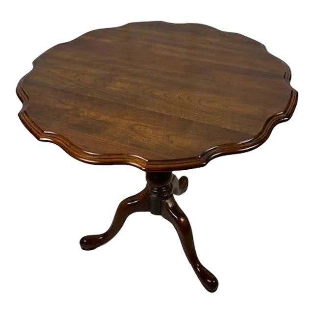 1960s Chippendale Style Mahogany Scalloped Edge Round Tilt Top Table For Sale