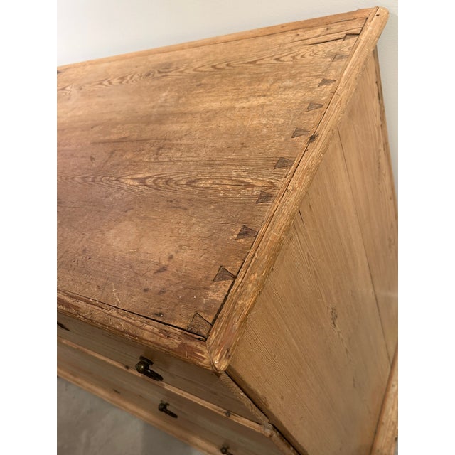 Wood 19th Century English Natural Pine Chest of Drawers For Sale - Image 7 of 17