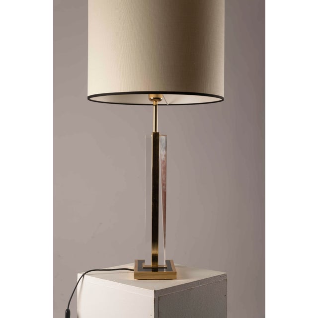 Mid-Century Modern Hollywood Regency Table Lamp in Brass and Acrylic, 1970s For Sale - Image 3 of 13