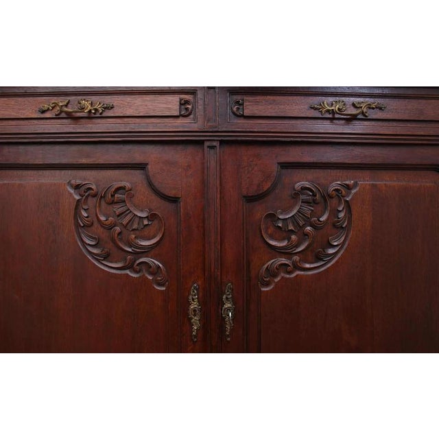 Hand-carved cabinet from the 19th century. Solid oak. Excellent quality of craftsmanship and materials used (selected...