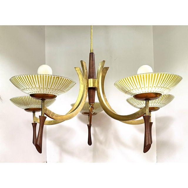 1960s Midcentury Modern Wood and Brass 5-Light Chandelier With Starburst Shades For Sale - Image 4 of 12