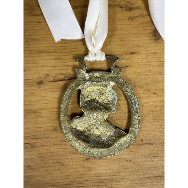 This vintage English horse brass ornament is a timeless example of traditional craftsmanship. The beautifully cast brass...
