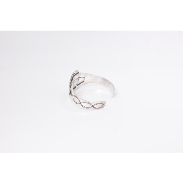 Gray Mid 20th Century Southwest Style Agate Silver Bracelet For Sale - Image 8 of 9