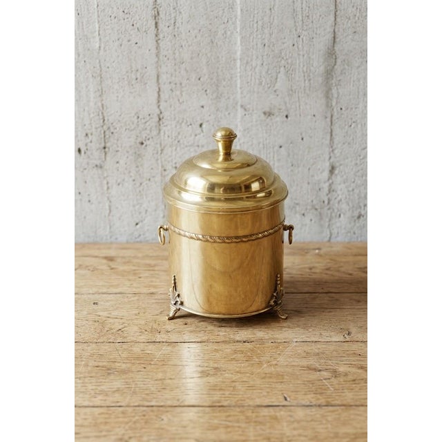 An exceptional English Edwardian brass planter or coal bin, dating from circa 1900. This elegant hearth piece features a...