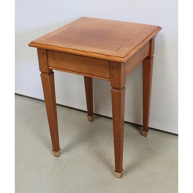 Small Table Square Oak Blonde with four feet sheath, chamfered on the Ridge, ending with Clogs Brass. The furniture...