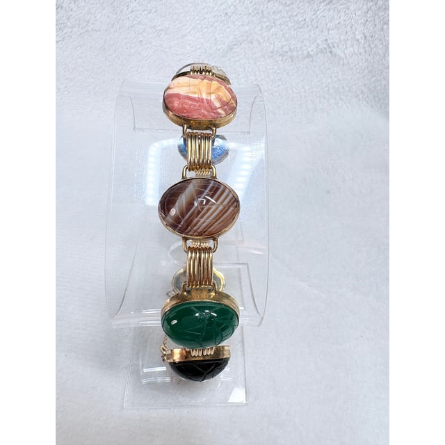 Traditional Mid‑Century Carved Semi-Precious Gemstone Scarab Bracelet • 12k Gf Clasp • Egyptian Revival For Sale - Image 3 of 13