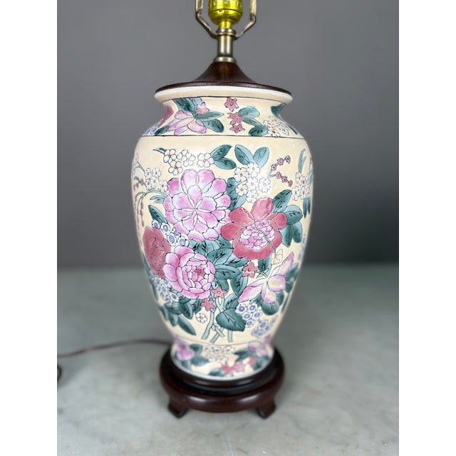 Chinoiserie 1980s Chinoiserie Style Famille Rose Table Lamp Ceramic and Wood For Sale - Image 3 of 6