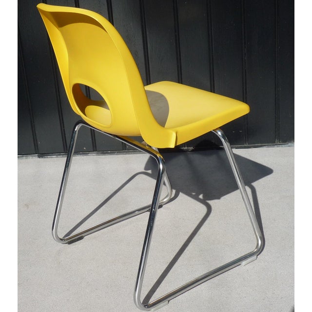 Set of 5 CASALA "Stahl-Color" model chairs. Stackable chairs with a plastic shell on a chromed steel tube frame. The set...