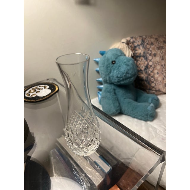 Clear crystal with a hatch design bottom