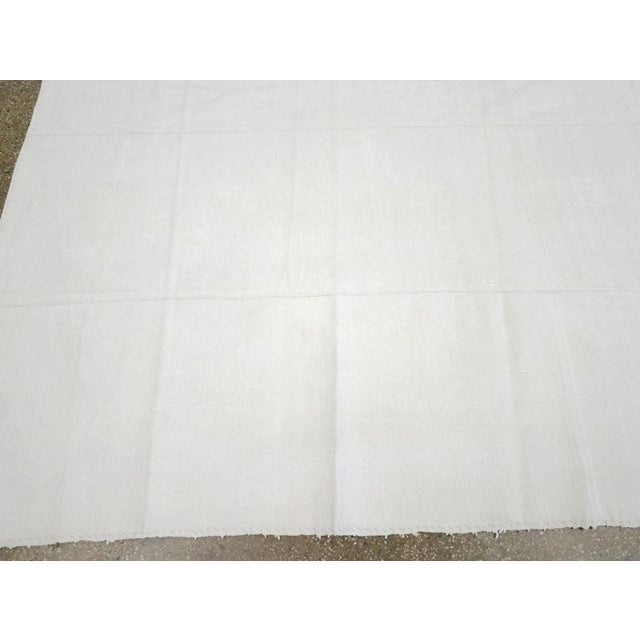 Textile Galerie Shabab Collection Mid-20th Century Handmade Turkish Flatweave Kilim Room Size Carpet For Sale - Image 7 of 10