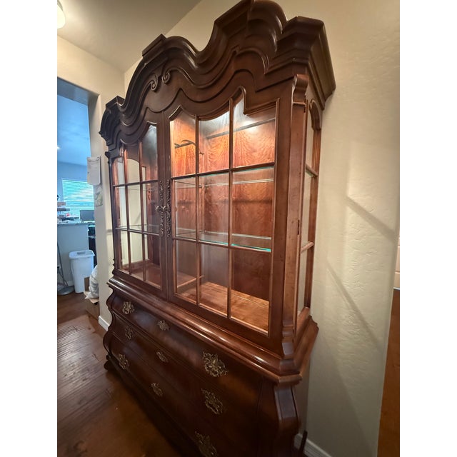 Brown Vintage 1975 Henredon Bombe China Cabinet / Display Hu For Sale - Image 8 of 12