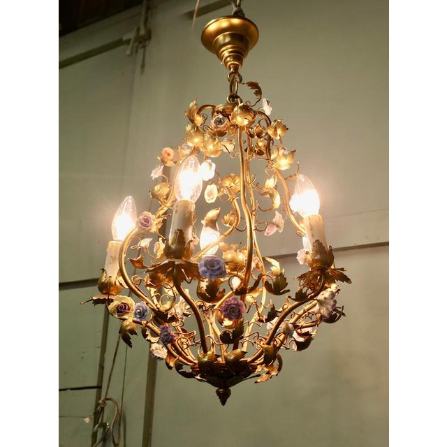 French Toleware Gilt and Ceramic Flower 5-Bulb Chandelier, 1930 For Sale - Image 4 of 8