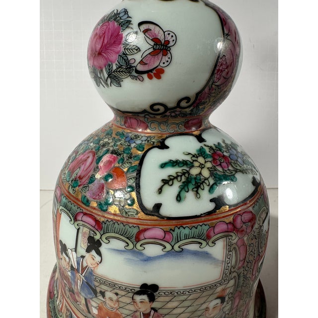 Early 20th Century Fine Pair of Meiji Period Chinese Export Rose Medallion Porcelain Candlesticks. For Sale - Image 5 of 12