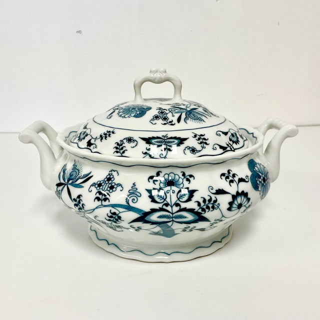1970s Vintage Japanese Chinoiserie Meissen Blue Danube Covered Serving Bowl. For Sale - Image 9 of 11