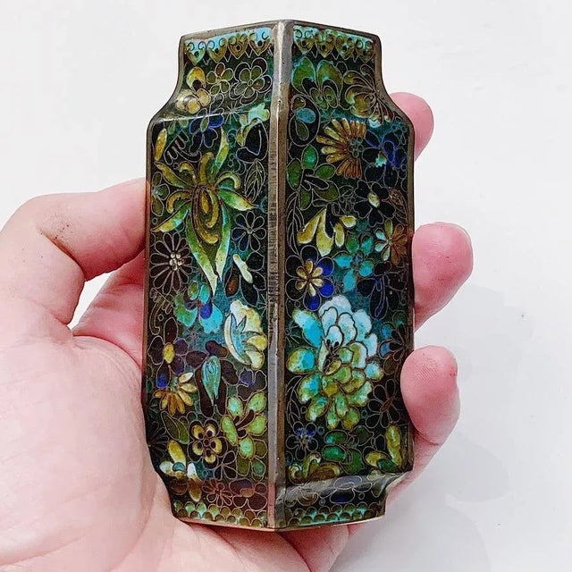 Antique 19th Century Chinese Cloisonne Rhombus Shaped Vases in Green With Rose Wood Stands - a Pair For Sale In Los Angeles - Image 6 of 7