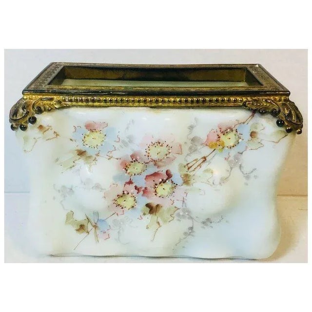 Great original wavecrest egg pattern topped box. Measures 6 x 3 1/4 and 4 1/2 tall.