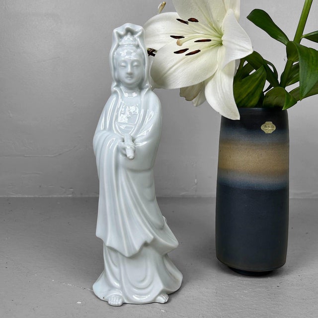 Mid-Century Modern Byakue Kannon Figure in White Porcelain, Hōshi, Japan, 1920 For Sale - Image 3 of 8