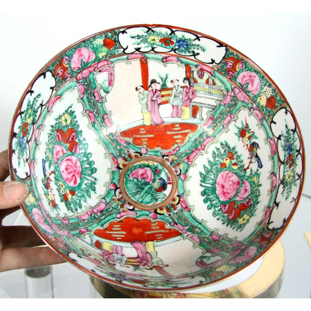 Mid 20th Century Vintage 10" Rose Medallion Hand Painted Chinese Export Decorative Serving Bowl For Sale - Image 5 of 9