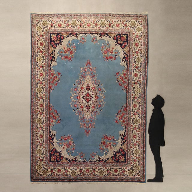 Kerman rug in cotton and wool, large knot and hand-made. Good condition. This piece is attributed to the mentioned...