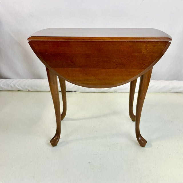 1980s 1980s Vintage Traditional English Queen Anne Mahogany Drop Leaf Side Table For Sale - Image 5 of 13