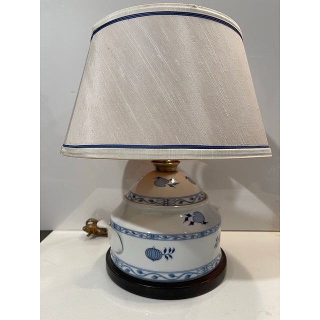 Traditional Frederick Cooper Blue & White Ceramic Vintage Table Lamp, Chicago. For Sale - Image 3 of 12