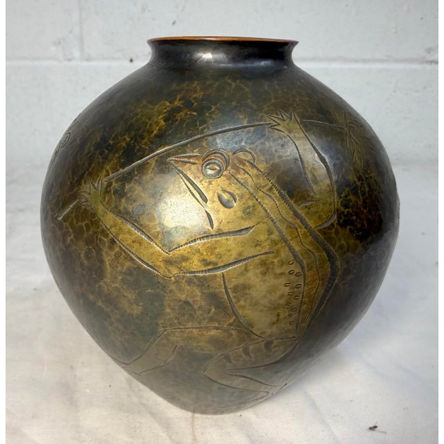 1930s Antique Handmade Hammered Japanese Tooled Bronze Frog Scene Bronze Vase Urn For Sale - Image 5 of 14