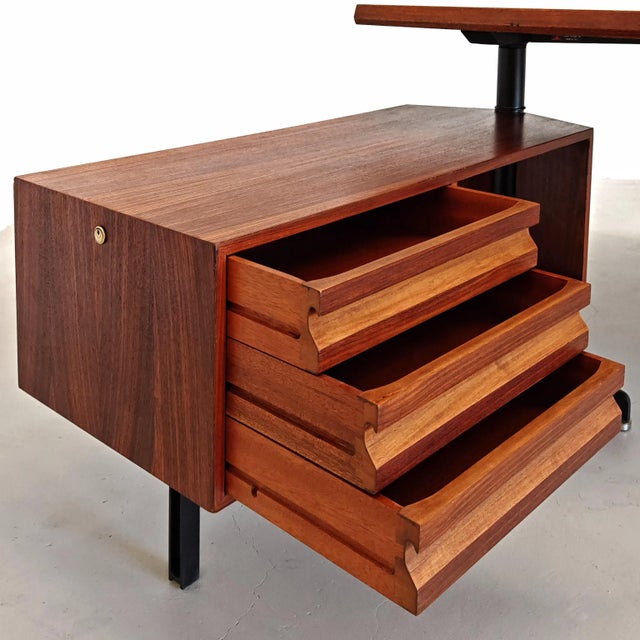 Large Boomerang Model Executive Desk in Teak by O. Borsani for Tecno, 1960s For Sale - Image 16 of 18