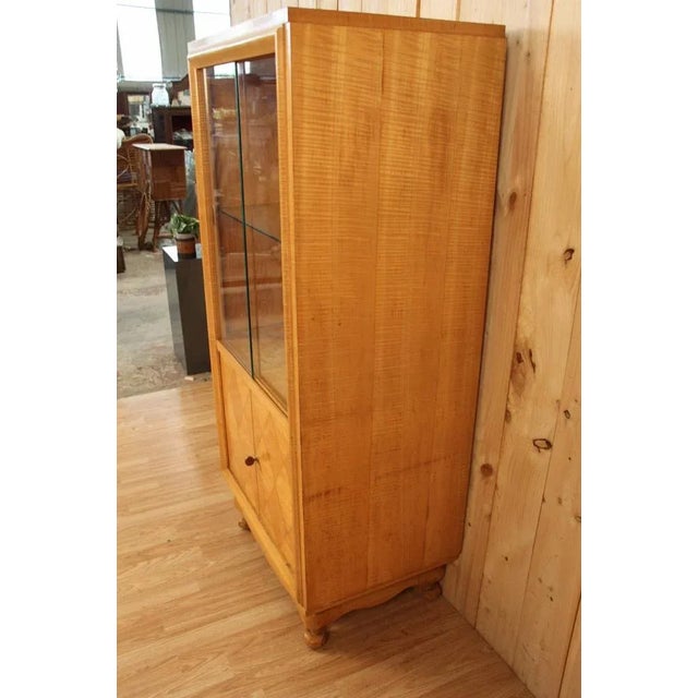 Beige Art Deco Showcase in Ondé Sycomore, 1930s For Sale - Image 8 of 10