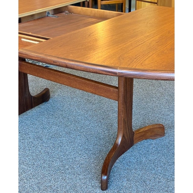 European Mid Century Modern Extending Oval Teak Dining Table W/ Butterfly Leaf & Whale Fin Pedestal Base by G-Plan Furniture, Uk c.1960 For Sale In San Francisco - Image 6 of 14