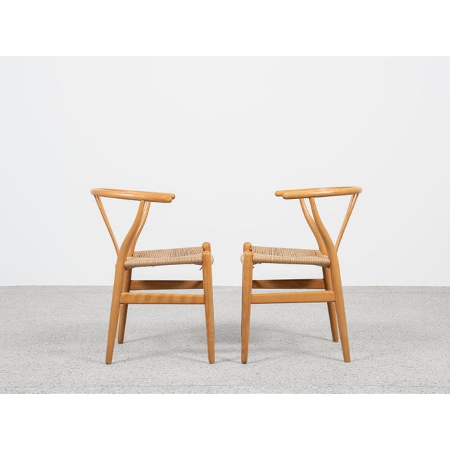 This pair of original Wishbone chairs is designed by Hans Wegner in 1949 and manufactured by Carl Hansen & Søn in Denmark...