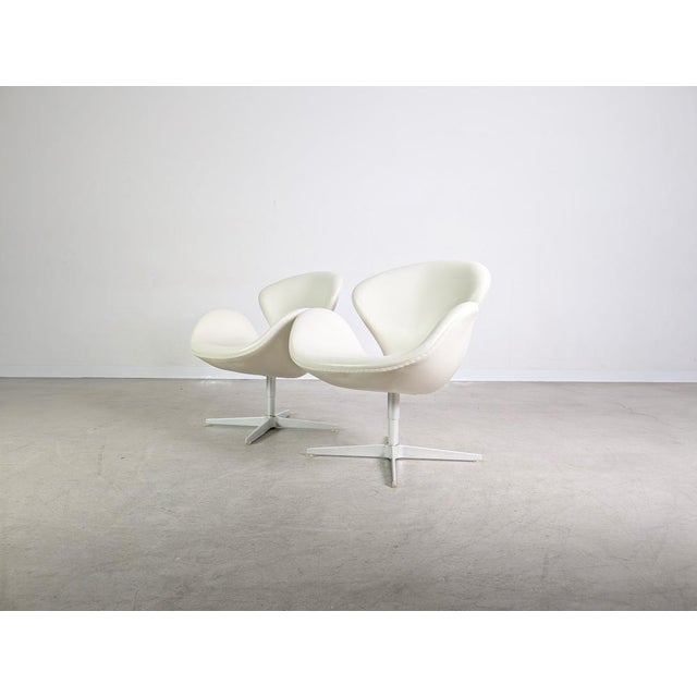 Swan Chair in White Leather by Arne Jacobsen for Fritz Hansen For Sale - Image 6 of 13