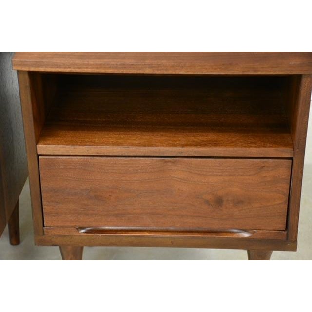 1960s 1960s Refinished Walnut Nightstands by Stanley Furniture - A Pair For Sale - Image 5 of 9