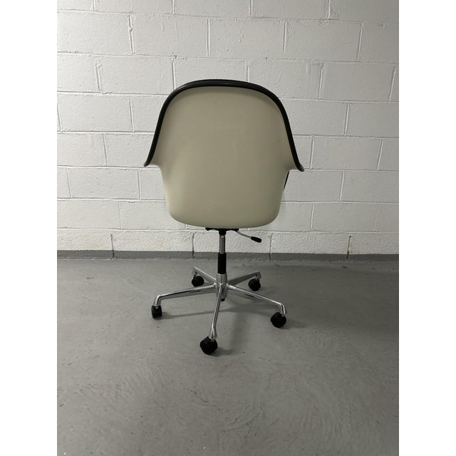 Herman Miller Loose Cushion Armchair by Charles & Ray Eames for Herman Miller, 1970 For Sale - Image 4 of 8