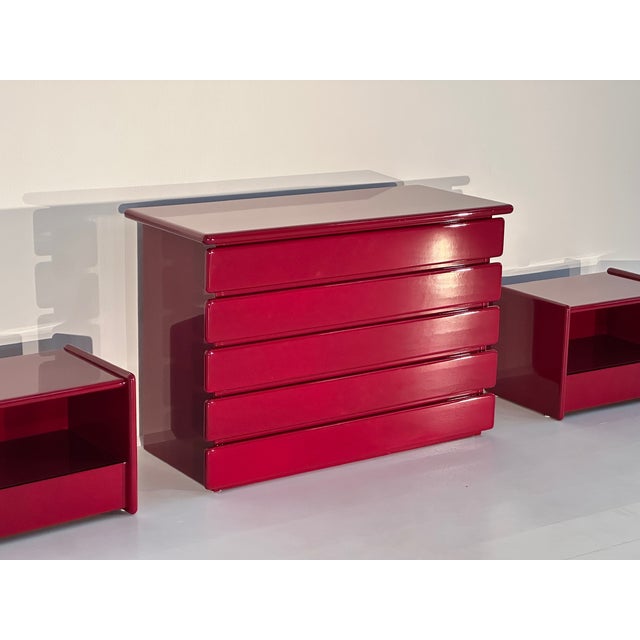Vintage Chest of Drawers and Bedside Tables in Burgundy Lacquered Wood, 1980s, Set of 3 For Sale - Image 6 of 8