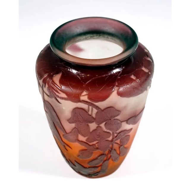 Art Nouveau Style Cameo Vase with Sweet Pea Decor from Emile Gallé, Nancy, France For Sale - Image 5 of 7