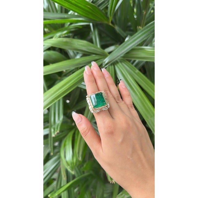 24.87 Carats, Natural Zambian Emerald Sugarloaf & Yellow Diamonds Cocktail Ring, Us Size 6.5 For Sale - Image 10 of 11
