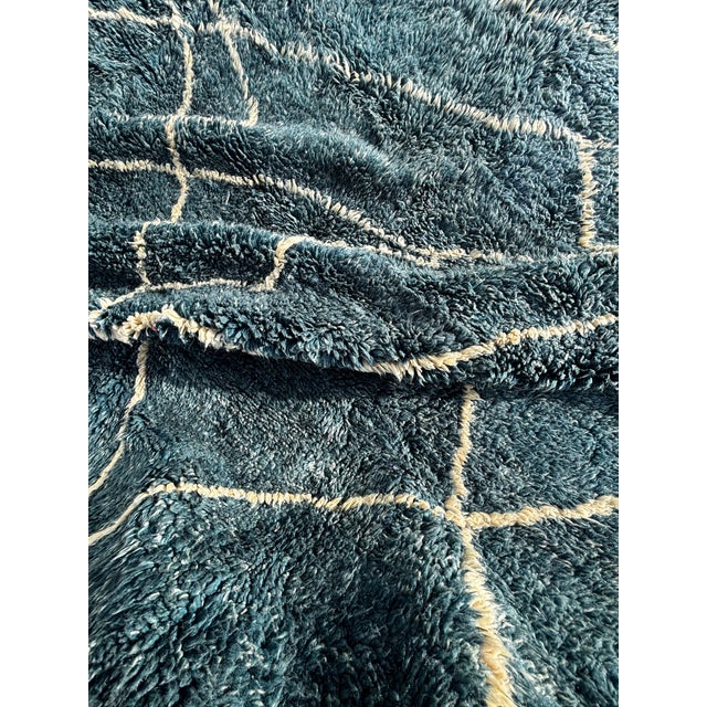 Mid-Century Modern Luxury Moroccan Beni Mrirt Rug – Handwoven Atlas Wool Berber Carpet With Abstract Geometric Design For Sale - Image 3 of 10