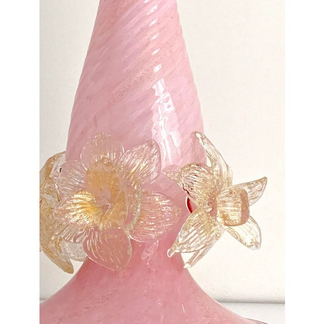 Pink 1950s Barovier & Toso Murano Glass Table Lamp – Pink & Gold Flecked With Sculpted Flowers For Sale - Image 8 of 11