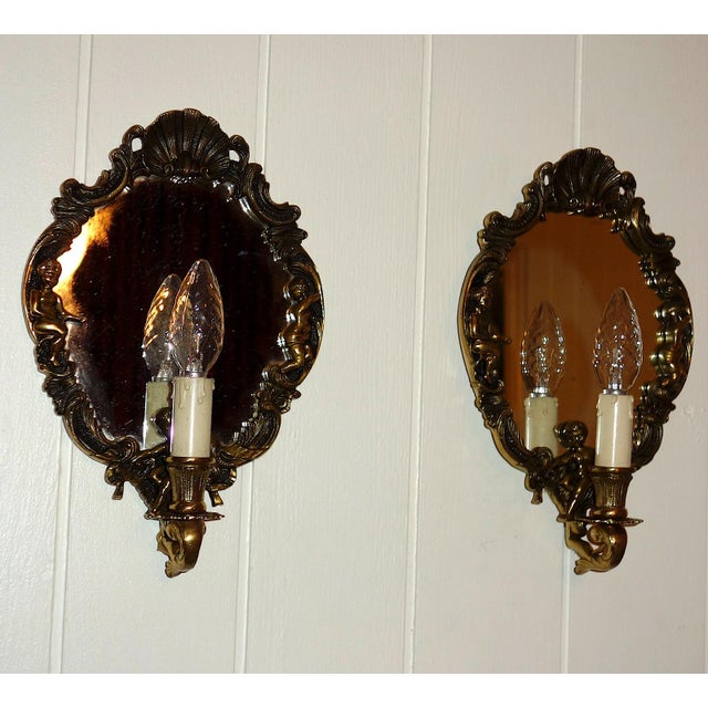 1920s Antique Brass Mirror Putti Wall Lamps from Unbekannt, 1920s, Set of 2 For Sale - Image 5 of 8