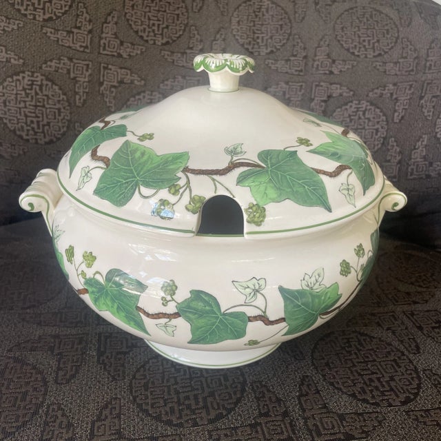 Classical Roman 1940s Wedgwood Napoleon Ivy Covered Serving Dish For Sale - Image 3 of 6