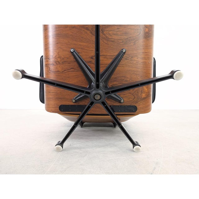 Set of Lounge Chair and Ottoman in Palisander by Charles and Ray Eames for Herman Miller For Sale - Image 9 of 18
