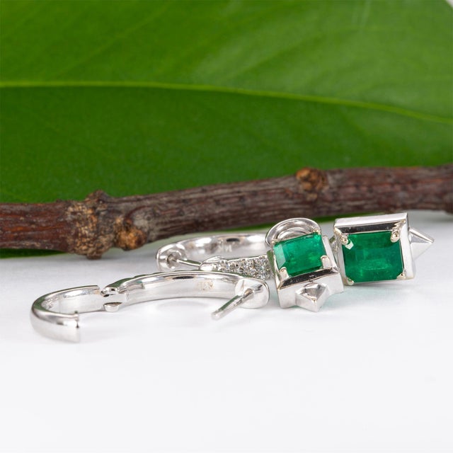 Metal Colombian Emerald Earrings With Earth-Mined Diamond Accents: Solid 14k Gold, Pair For Sale - Image 7 of 7