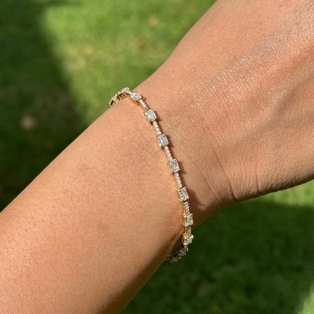 Art Deco Luxury 3.6ct Emerald Cut Diamond Tennis Bracelet in 14k Yellow Gold For Sale - Image 3 of 14