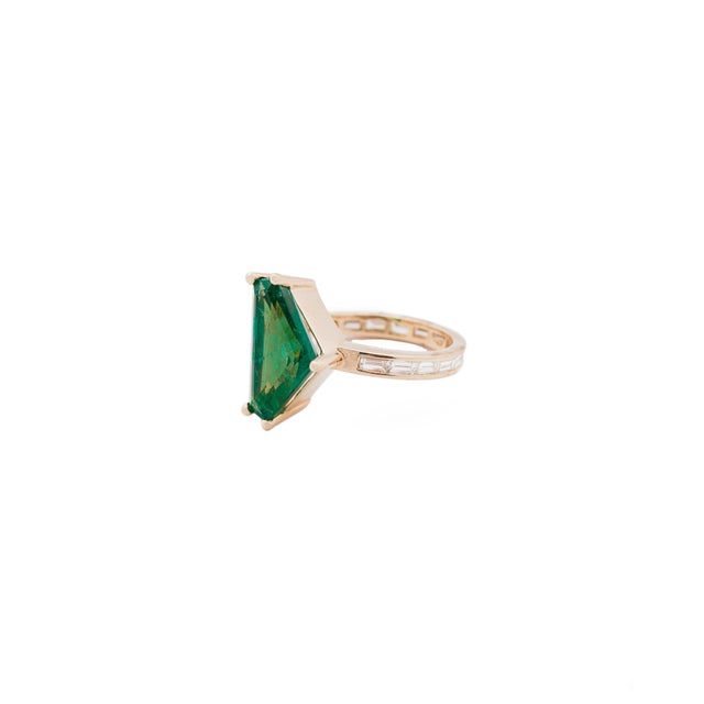 Natural Zambian Emerald 3.99cts & Diamond 1.25cts Ring in 18k Gold For Sale - Image 4 of 8