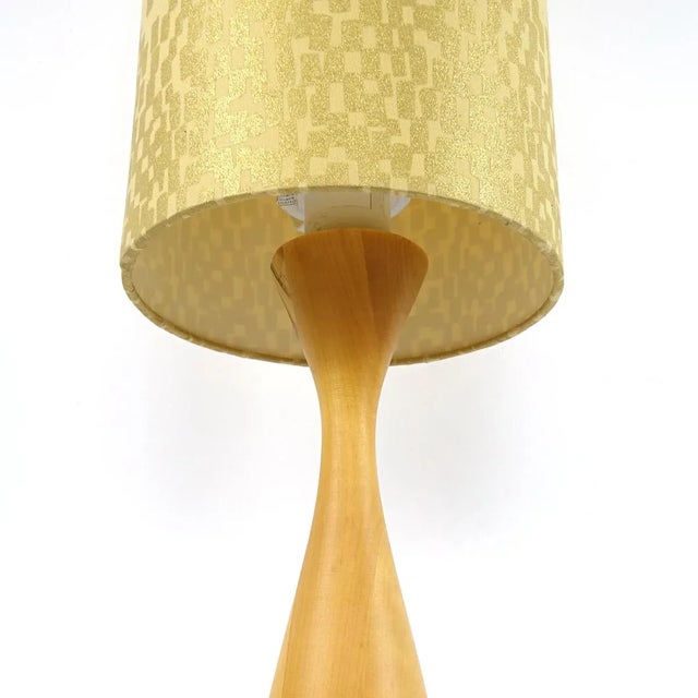 Mid-Century Modern Mid-Century Scandinavian Table Lamp with Stylized Yellow-Gold Shade For Sale - Image 3 of 9