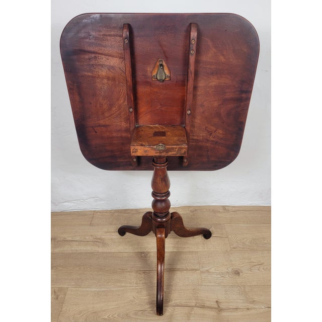 English Georgian Tilt Top Table in Mahogany, 1820 For Sale - Image 10 of 15