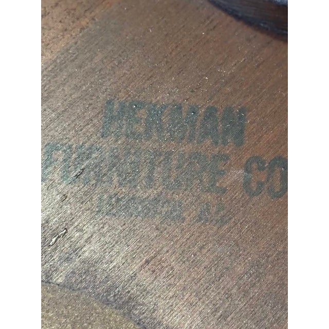 Vintage Hekman Scalloped Pie Crust Brass Tray Top Pedestal Accent Side Butler Table For Sale In New York - Image 6 of 7