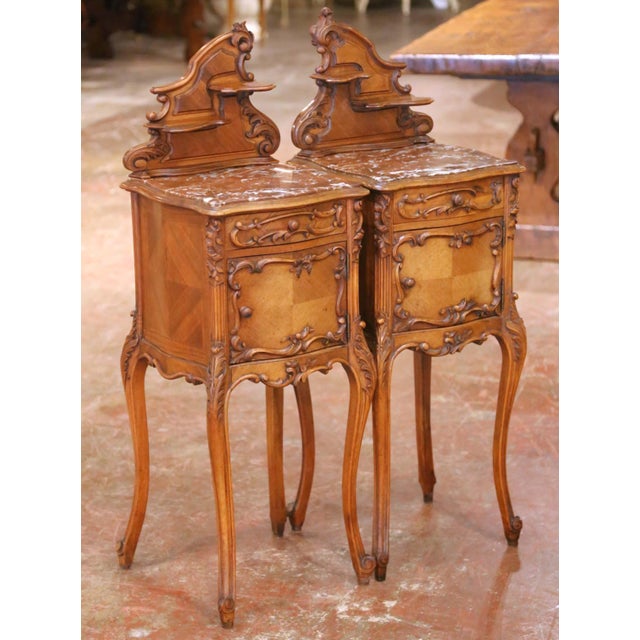 Pair of Early 20th Century French Louis XV Walnut Nightstands With Marble Tops For Sale In Dallas - Image 6 of 13